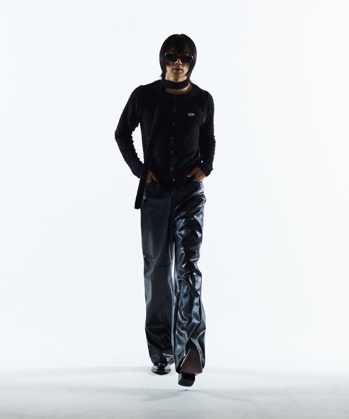 모어댄블랙(MORE THAN BLACK) LOGO FUR CARDIGAN