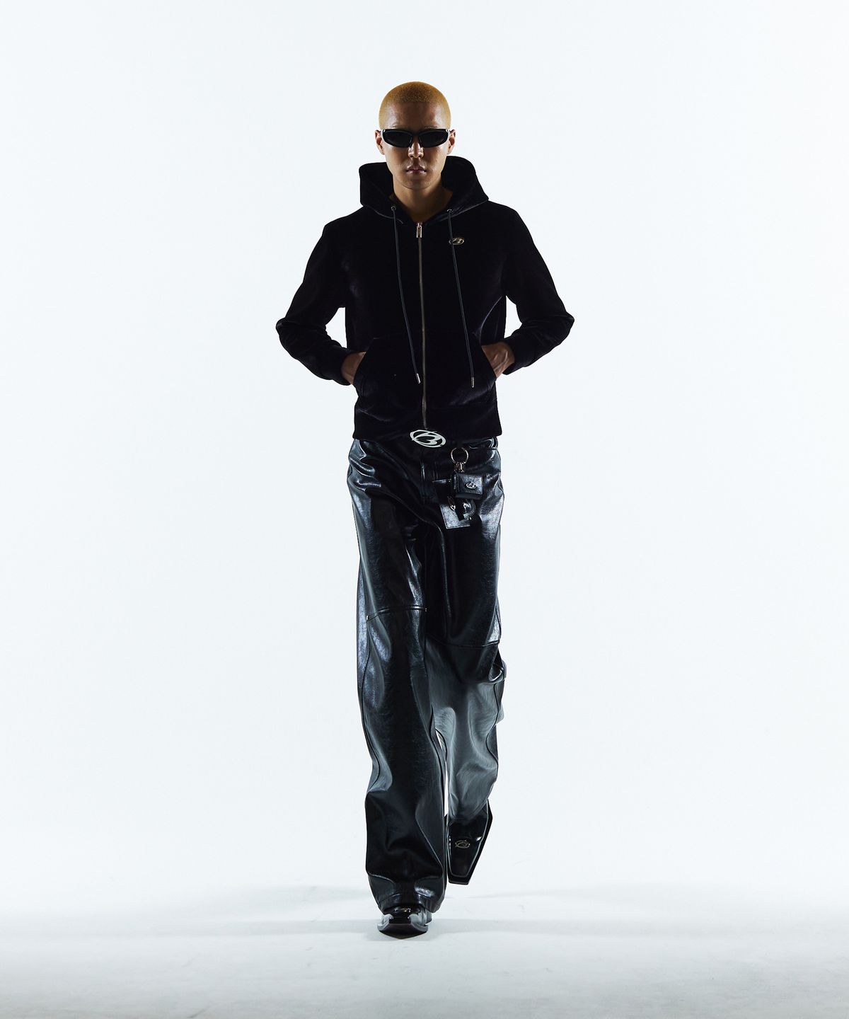 모어댄블랙(MORE THAN BLACK) LOGO HOOD VELVET JACKET