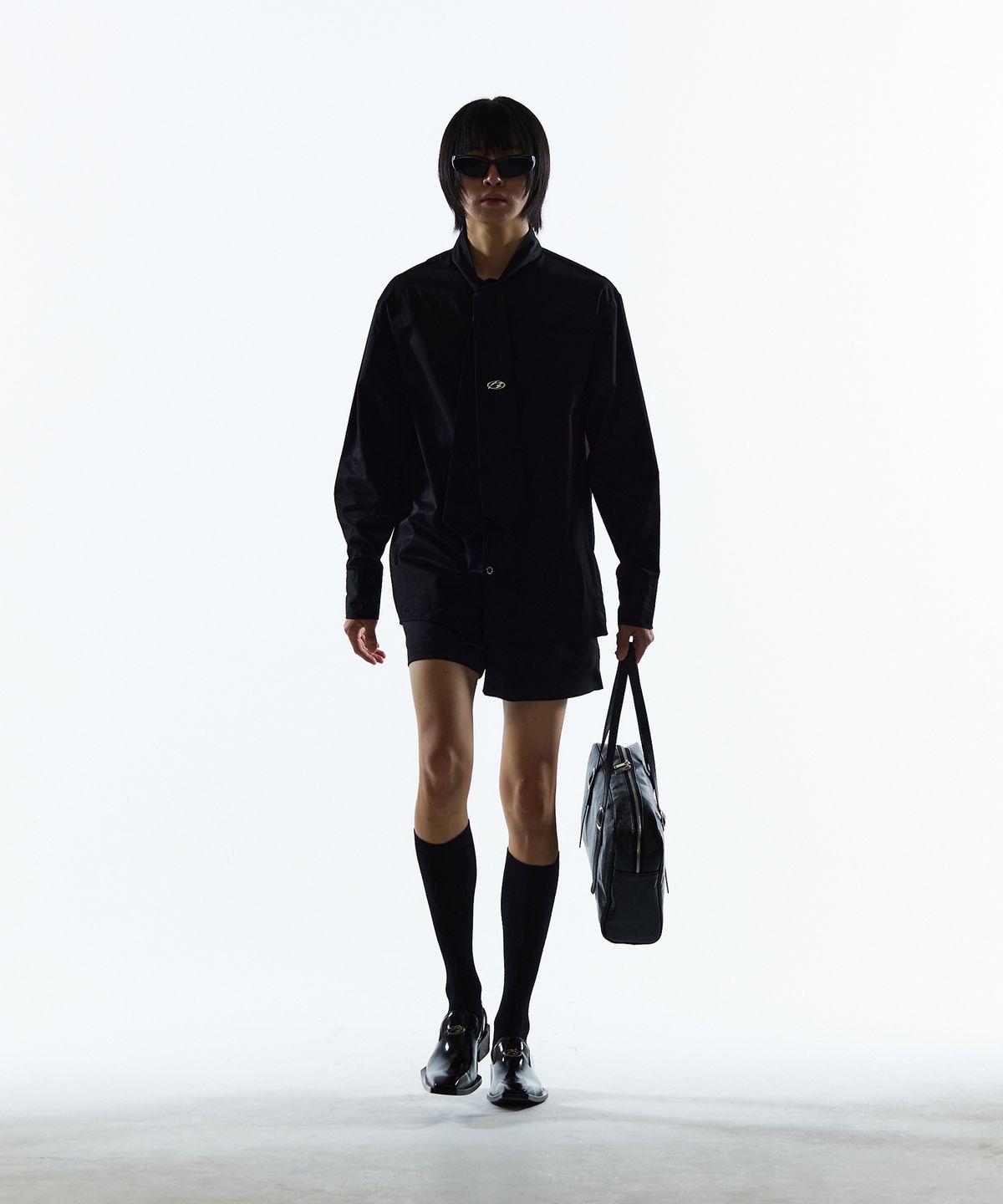 모어댄블랙(MORE THAN BLACK) LOGO TIE SHIRT