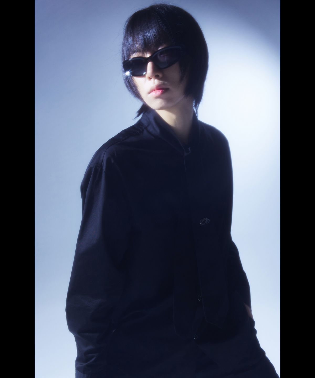 모어댄블랙(MORE THAN BLACK) LOGO TIE SHIRT