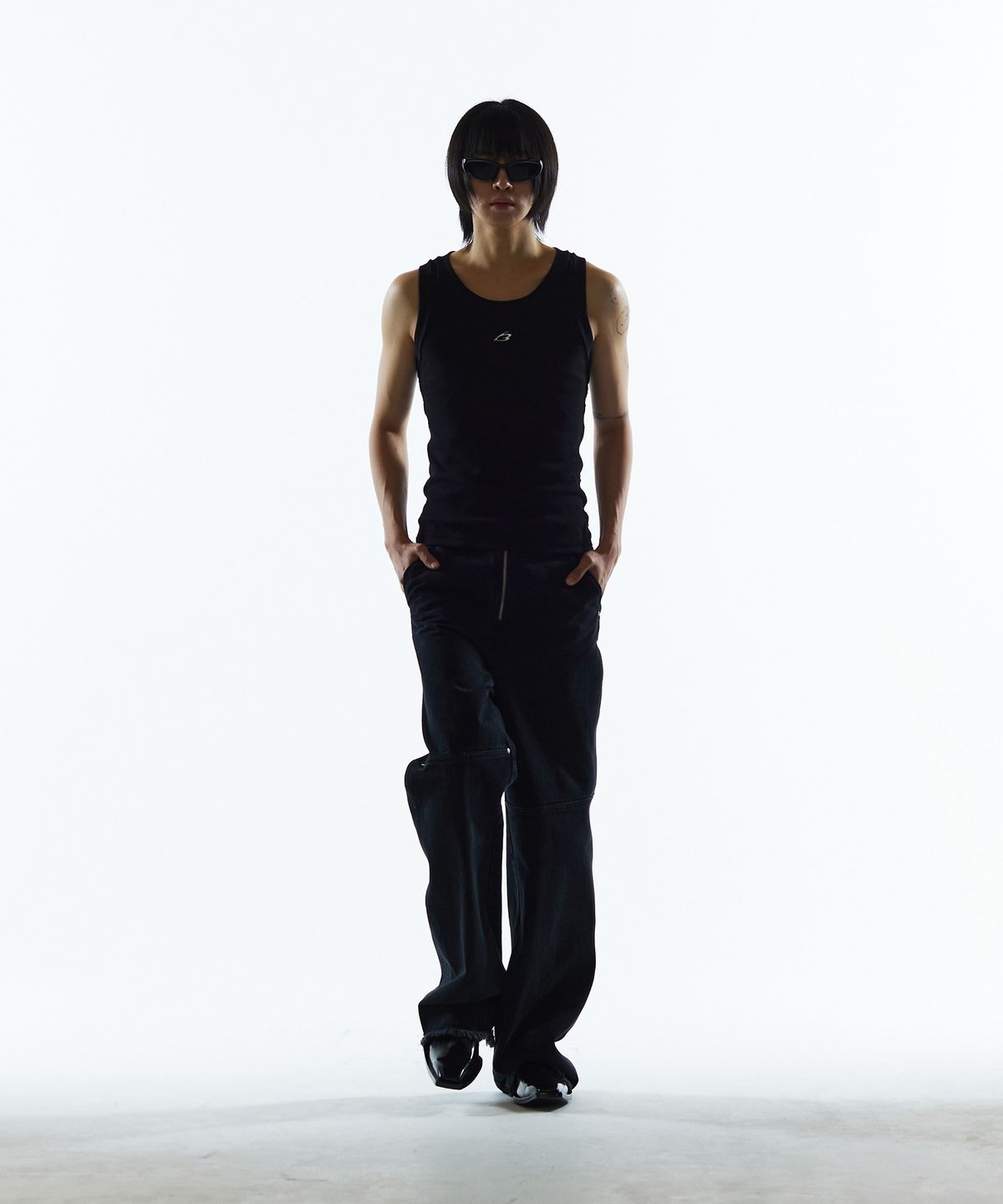 모어댄블랙(MORE THAN BLACK) NEW CUT OFF SLEEVELESS - BLACK