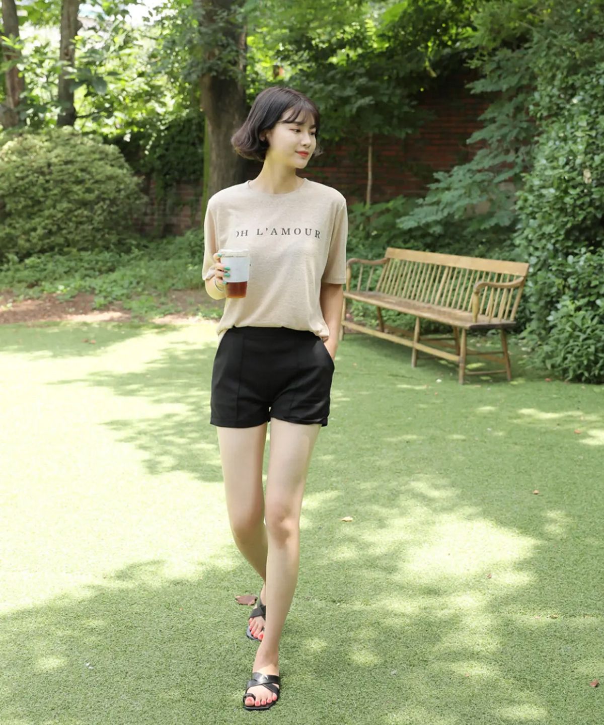 빼빼(BBAEBBAE) 뒷밴딩 절개핀턱 카브라 린넨 숏팬츠