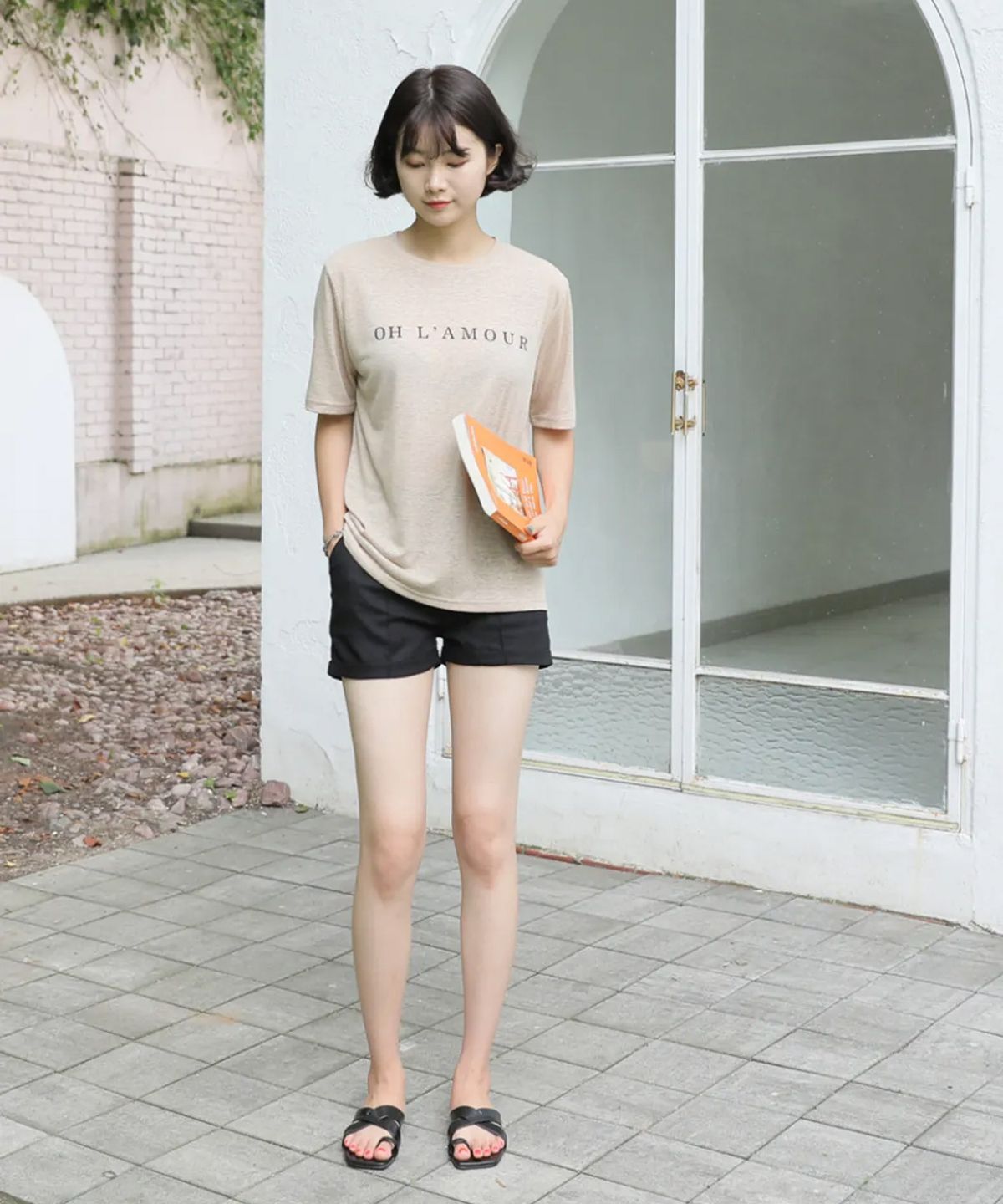 빼빼(BBAEBBAE) 뒷밴딩 절개핀턱 카브라 린넨 숏팬츠