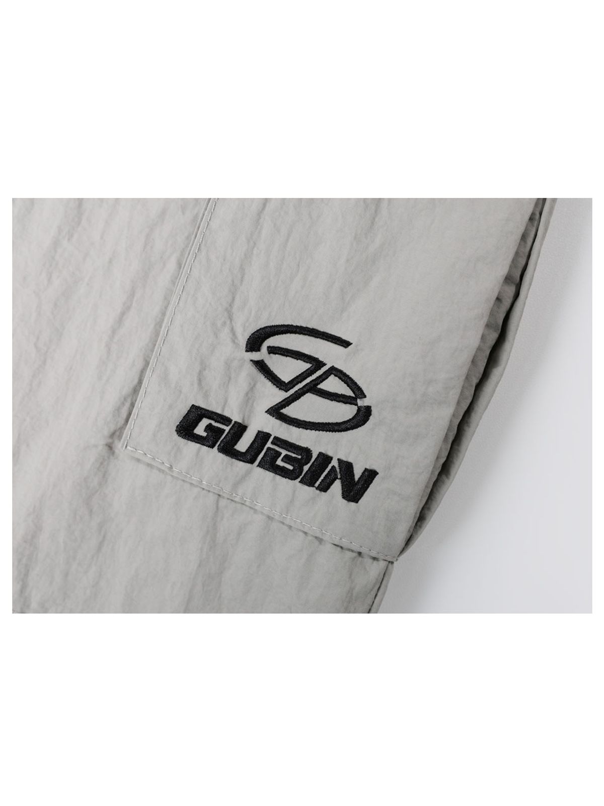구빈(GUBIN) [SEASON OFF] 로고 포인트 나일론 카고 하프팬츠 - 라이트그레이