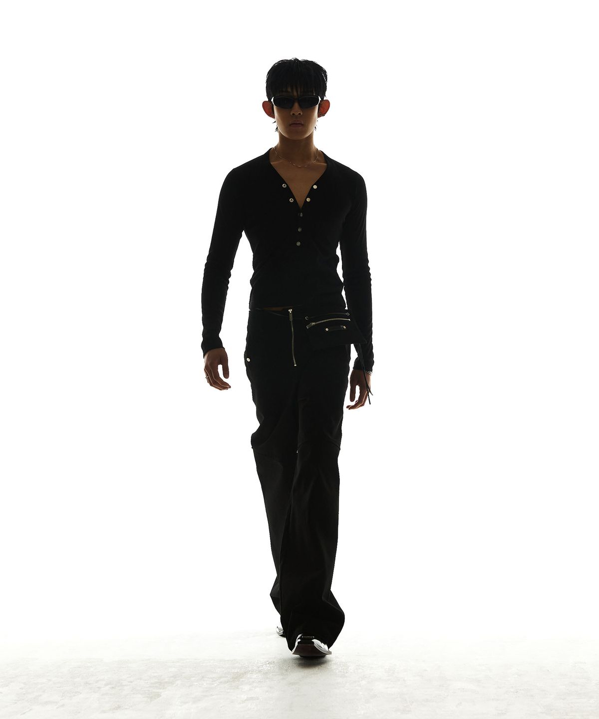 모어댄블랙(MORE THAN BLACK) SNAP V LONG SLEEVE