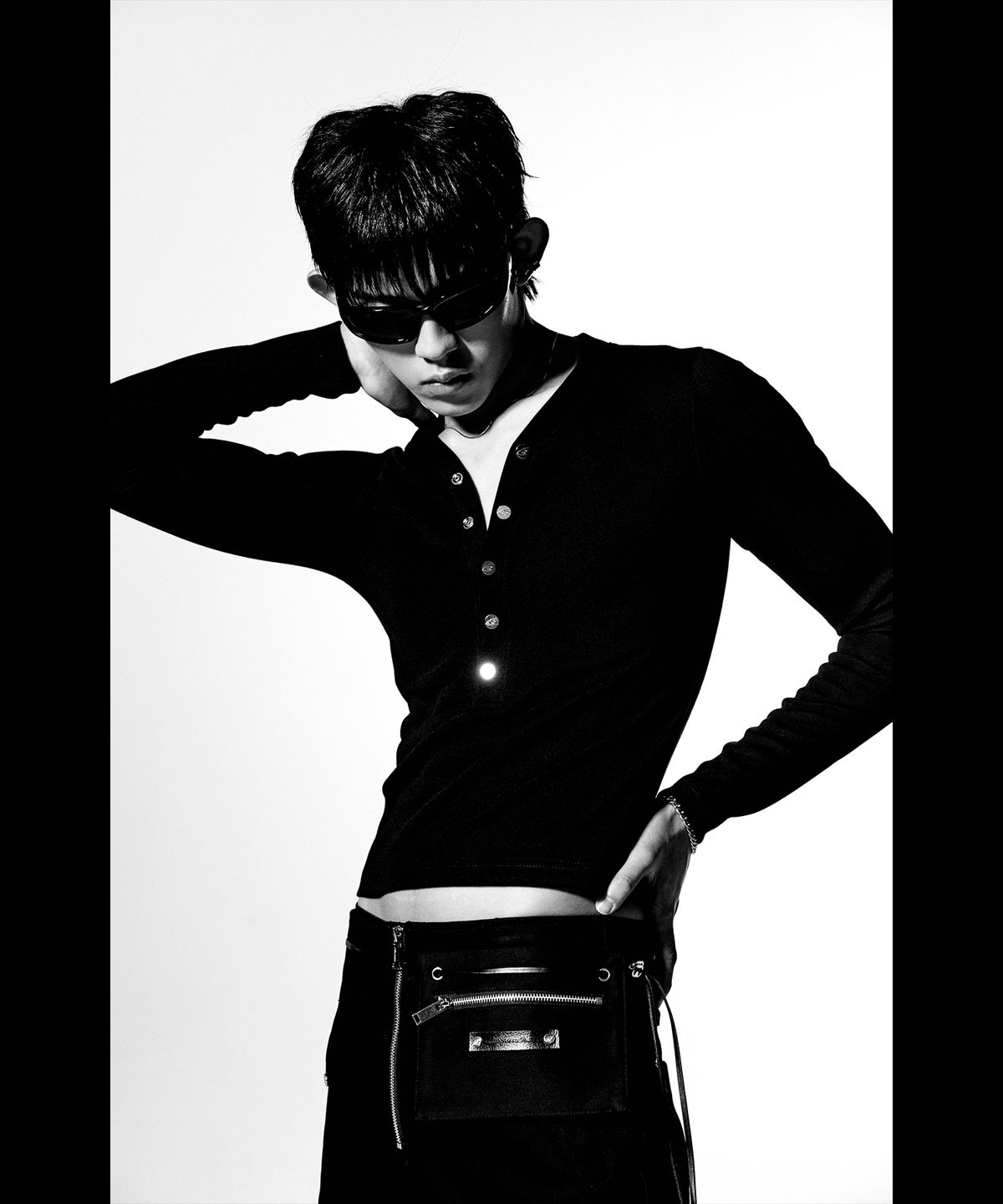 모어댄블랙(MORE THAN BLACK) SNAP V LONG SLEEVE