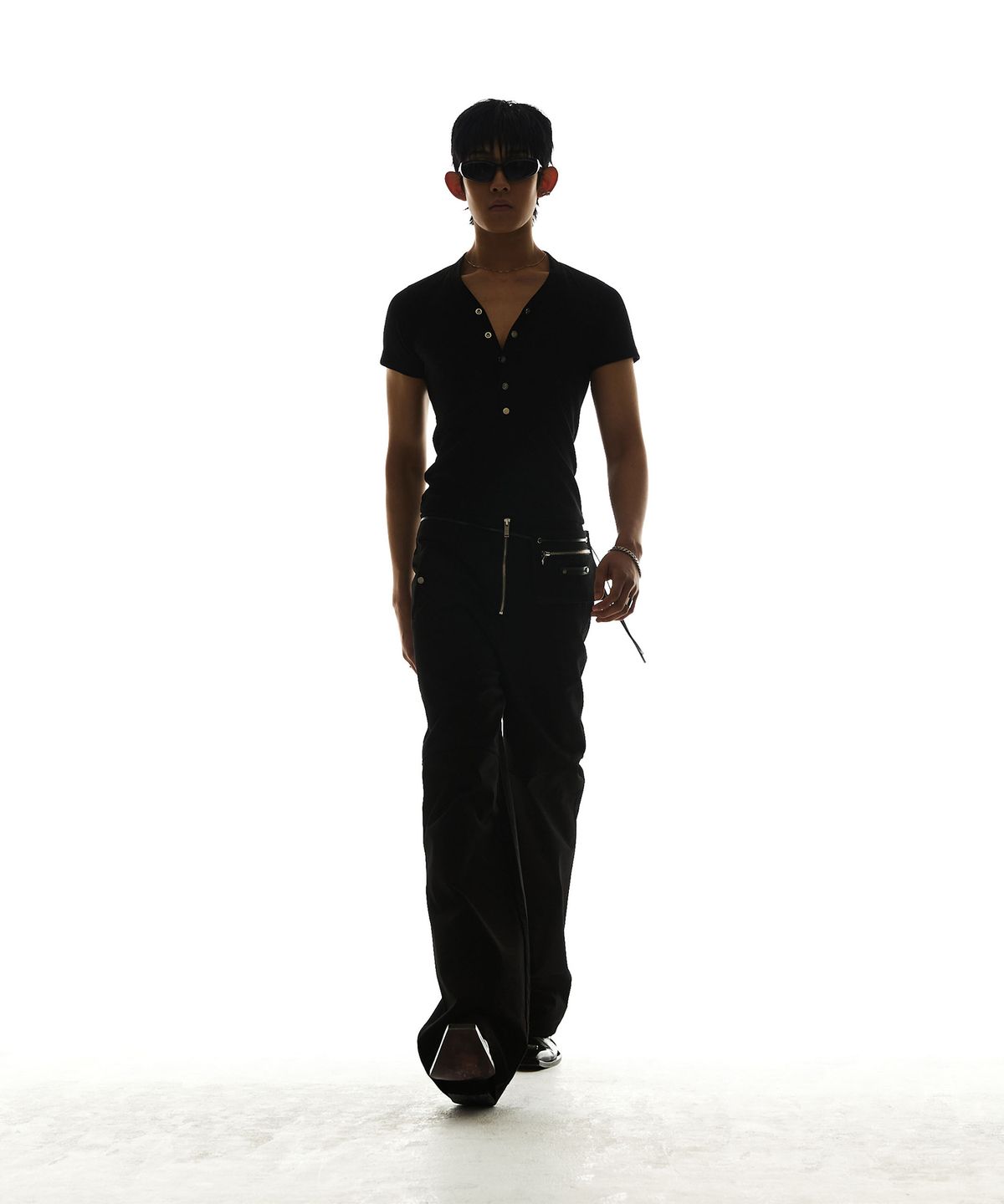 모어댄블랙(MORE THAN BLACK) SNAP V HALF SLEEVE