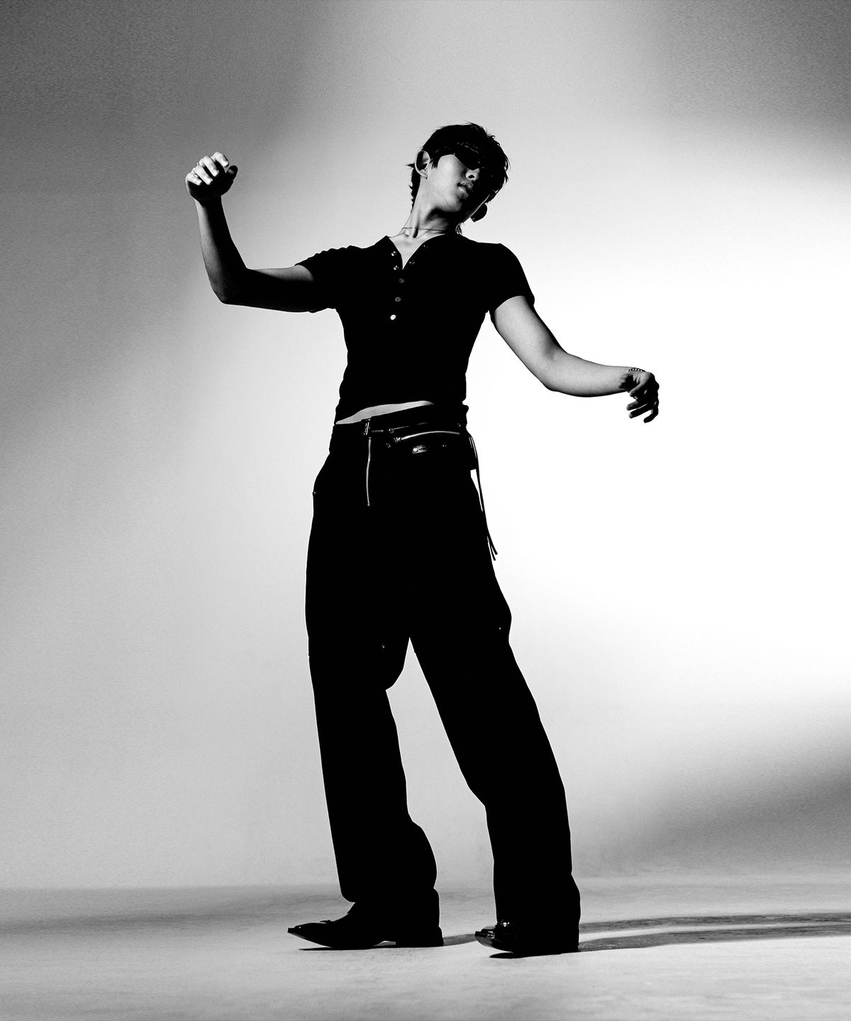 모어댄블랙(MORE THAN BLACK) SNAP V HALF SLEEVE