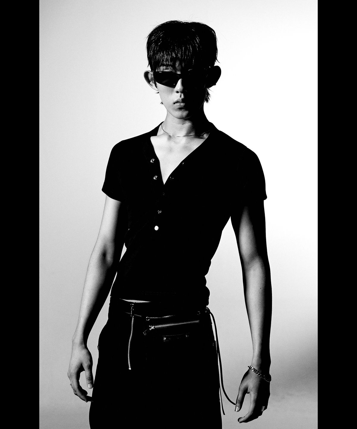 모어댄블랙(MORE THAN BLACK) SNAP V HALF SLEEVE