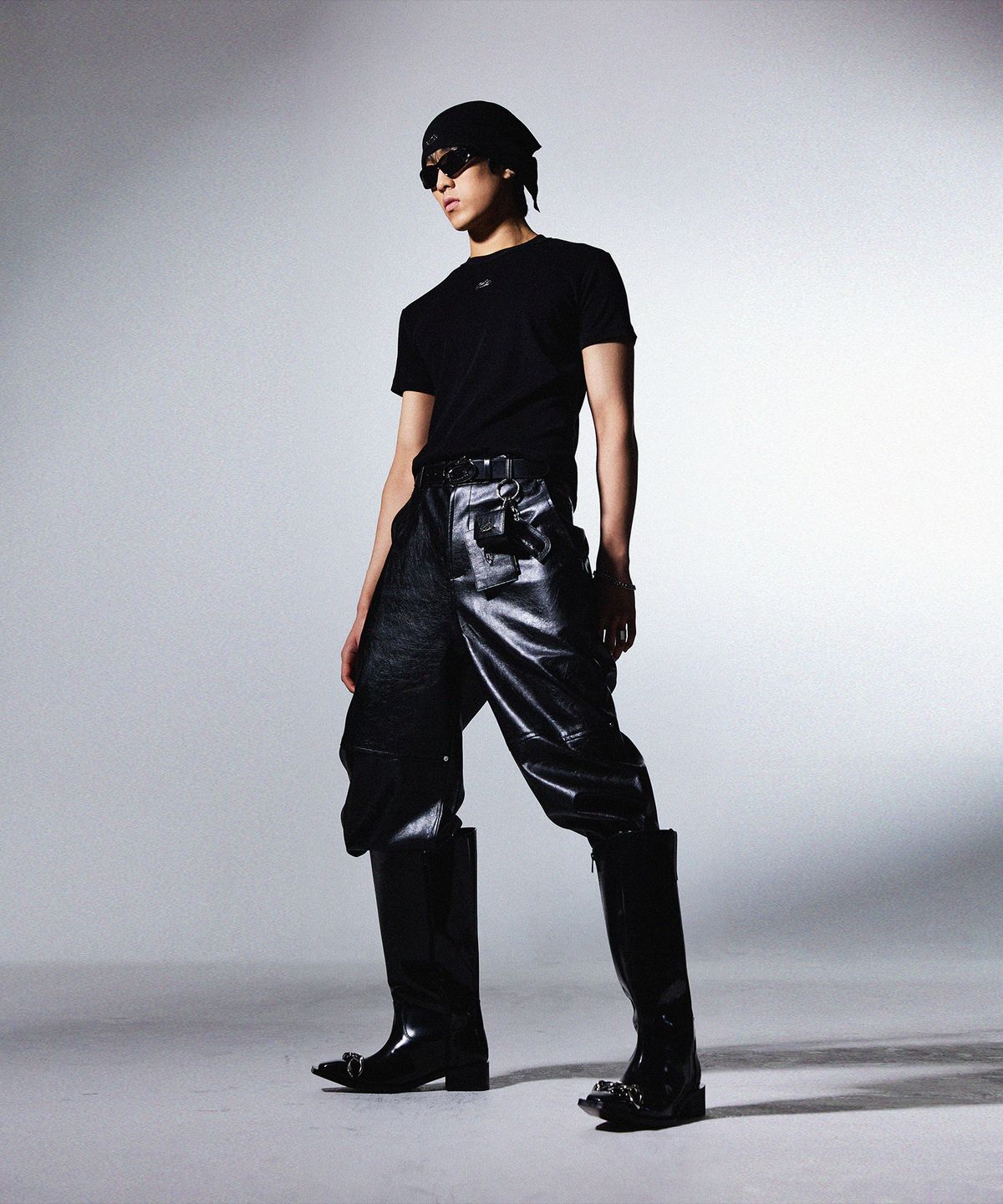 모어댄블랙(MORE THAN BLACK) LOGO CUT OFF HALF SLEEVE