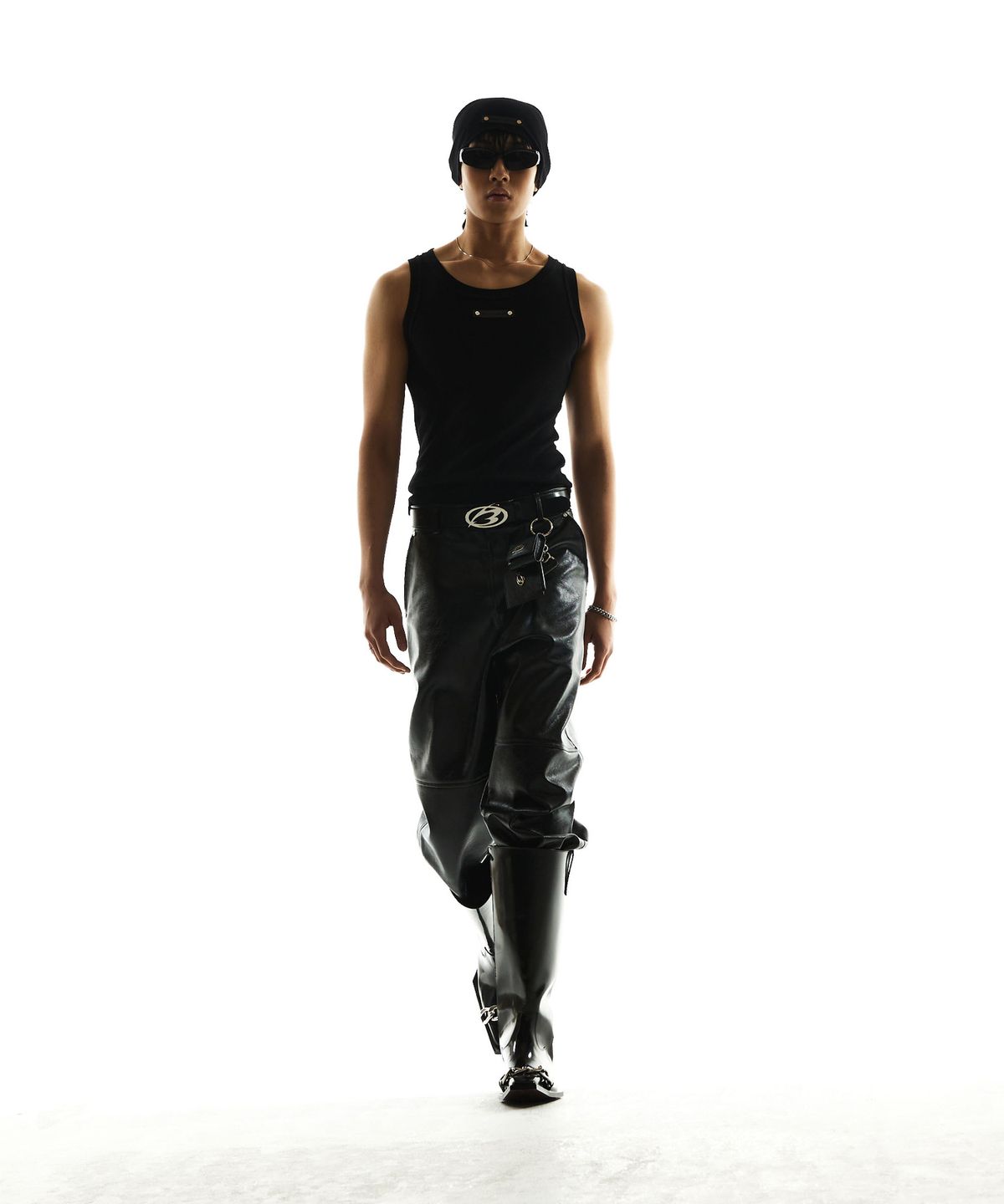 모어댄블랙(MORE THAN BLACK) RIVET CUT OFF SLEEVELESS