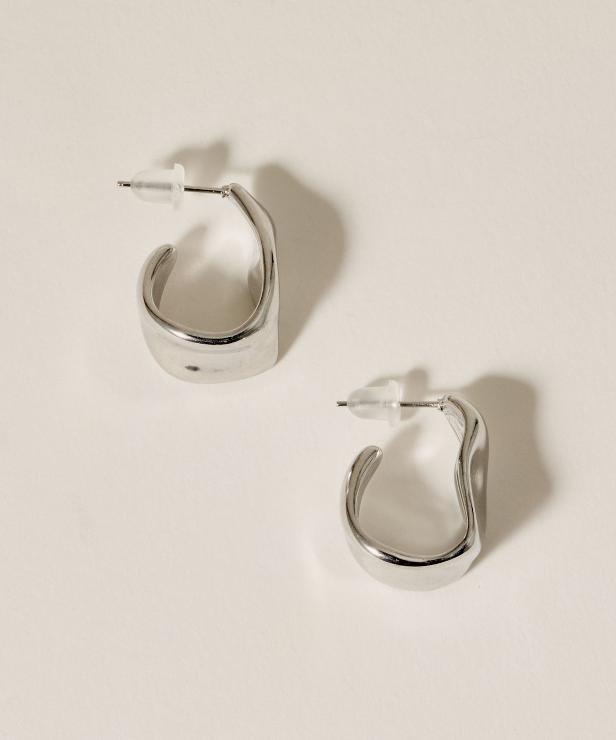 노비스도쿄(NOVICE TOKYO) 뉘앙스 플랫 후프 귀걸이 Nuance Flat Hoop Pierce［Stainless］ / Silver