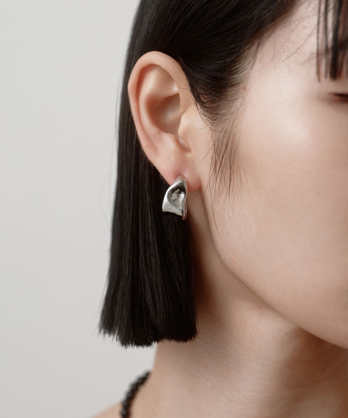 노비스도쿄(NOVICE TOKYO) 뉘앙스 플랫 후프 귀걸이 Nuance Flat Hoop Pierce［Stainless］ / Silver