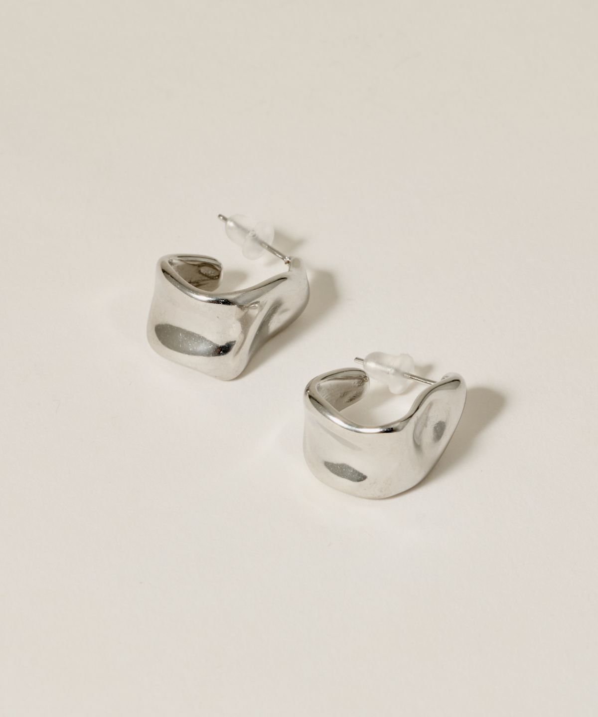 노비스도쿄(NOVICE TOKYO) 뉘앙스 플랫 후프 귀걸이 Nuance Flat Hoop Pierce［Stainless］ / Silver