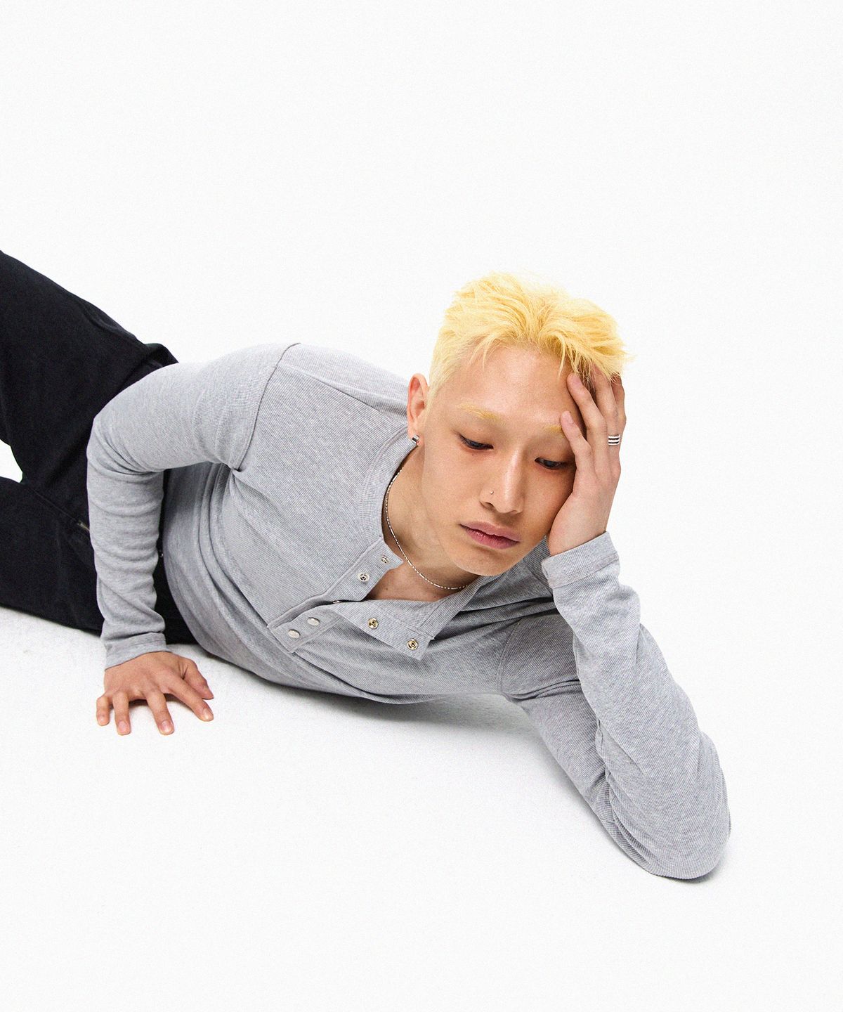 모어댄블랙(MORE THAN BLACK) CUT OFF SNAP LONG SLEEVE - GERY