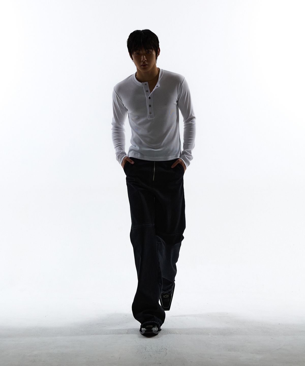모어댄블랙(MORE THAN BLACK) CUT OFF SNAP LONG SLEEVE - WHITE