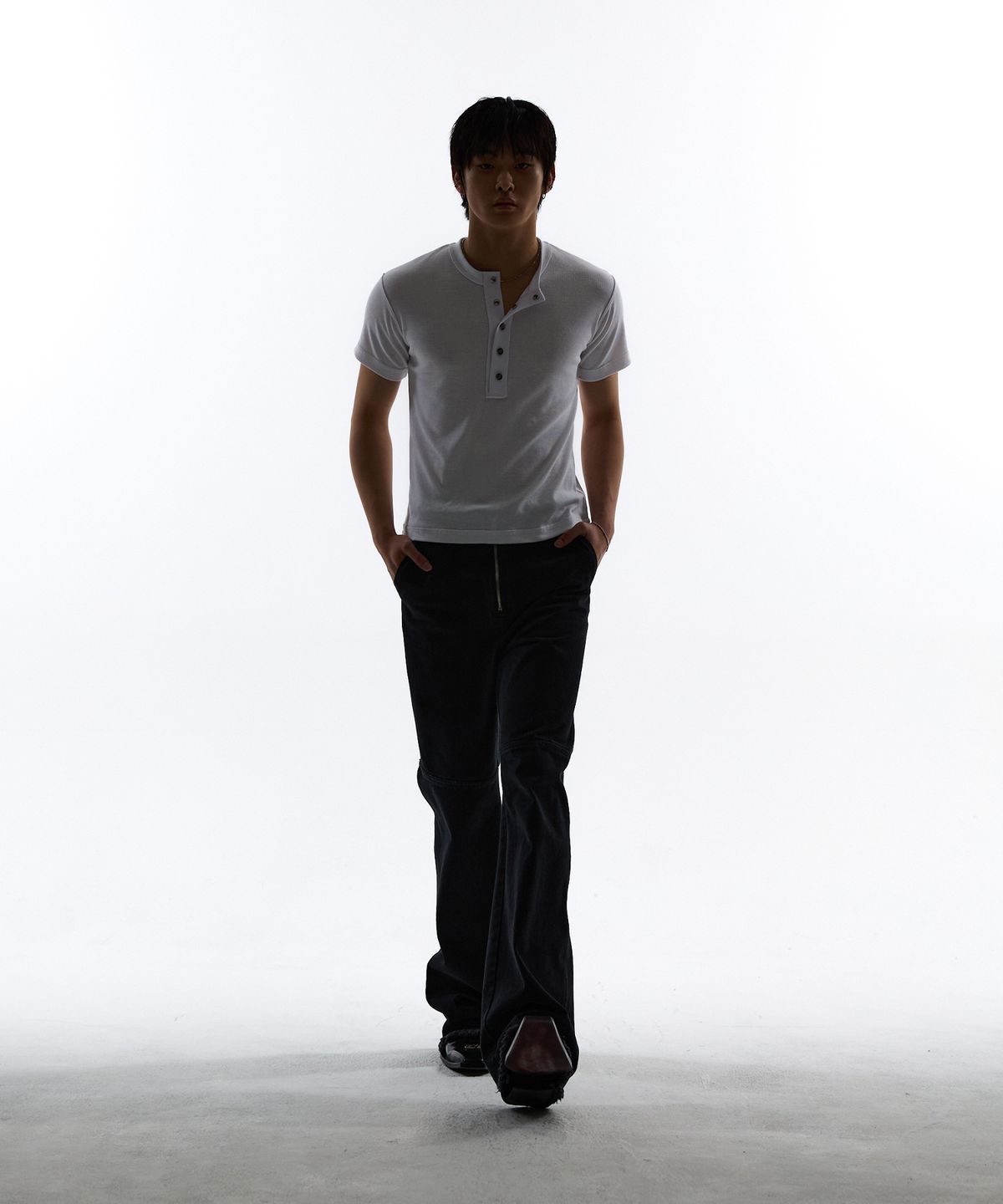 모어댄블랙(MORE THAN BLACK) CUT OFF SNAP HALF SLEEVE - WHITE