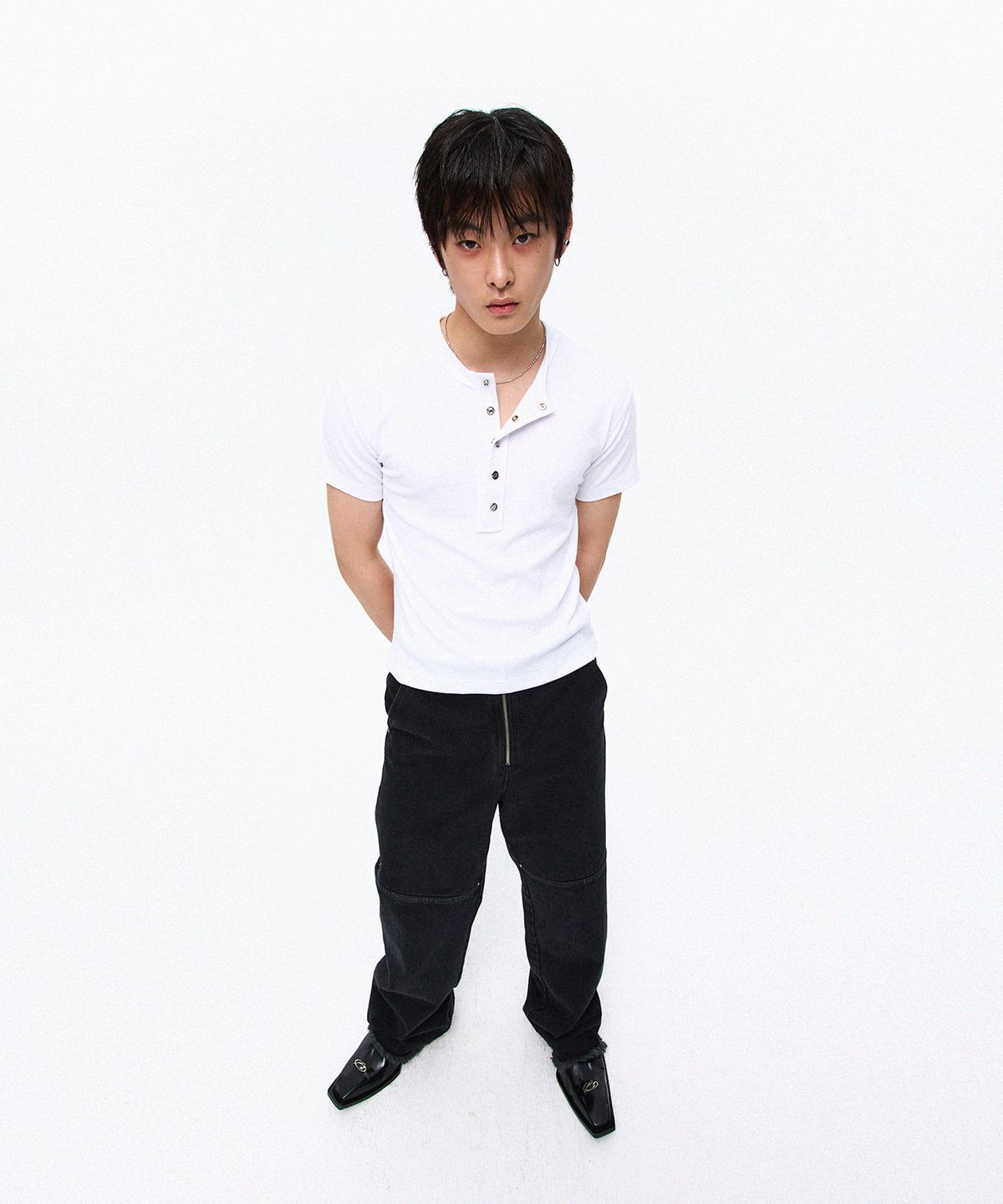 모어댄블랙(MORE THAN BLACK) CUT OFF SNAP HALF SLEEVE - WHITE