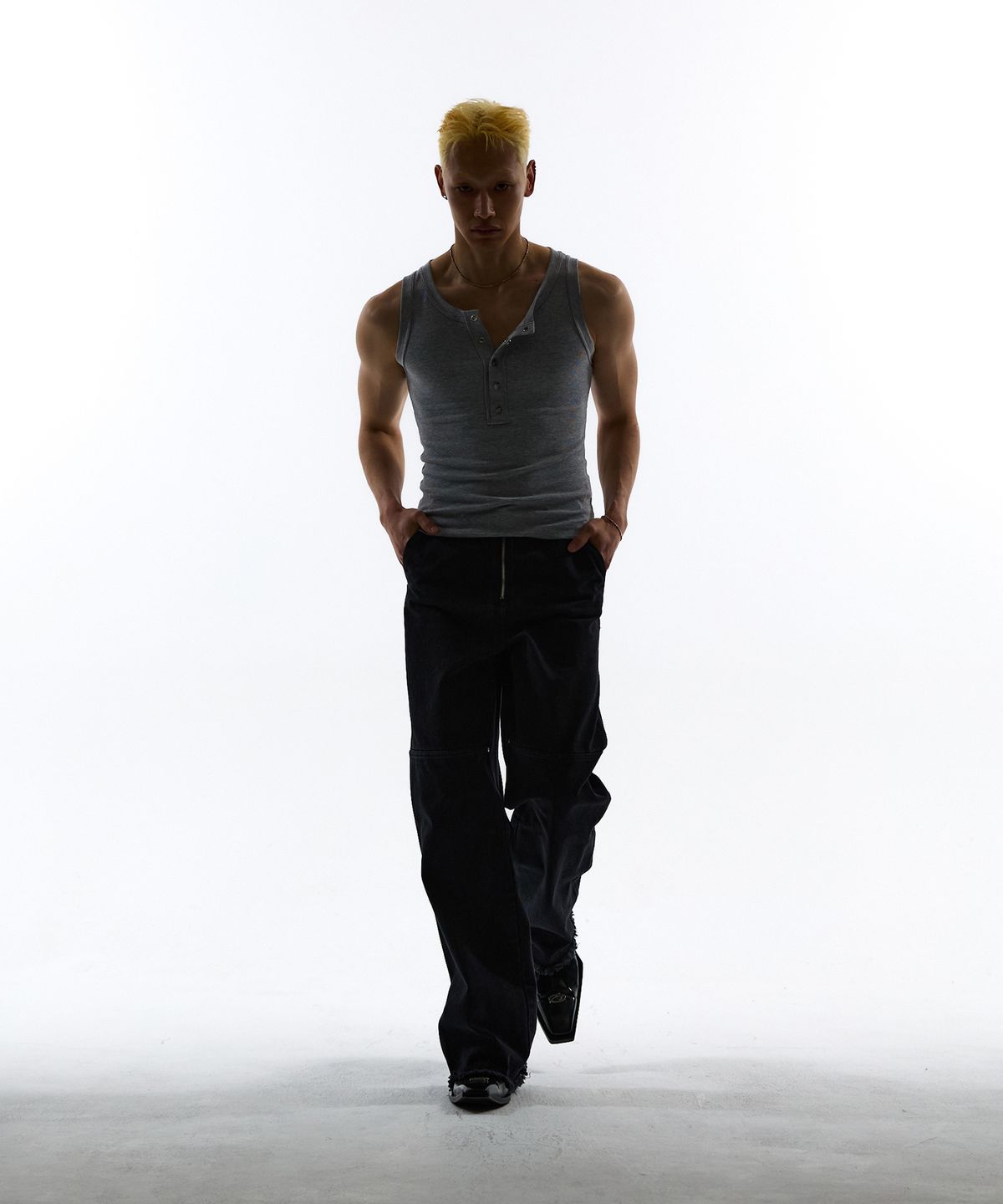 모어댄블랙(MORE THAN BLACK) CUT OFF SNAP SLEEVELESS - GERY
