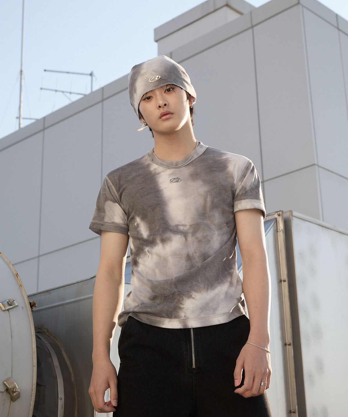 모어댄블랙(MORE THAN BLACK) LOGO DIRTY HALF SLEEVE