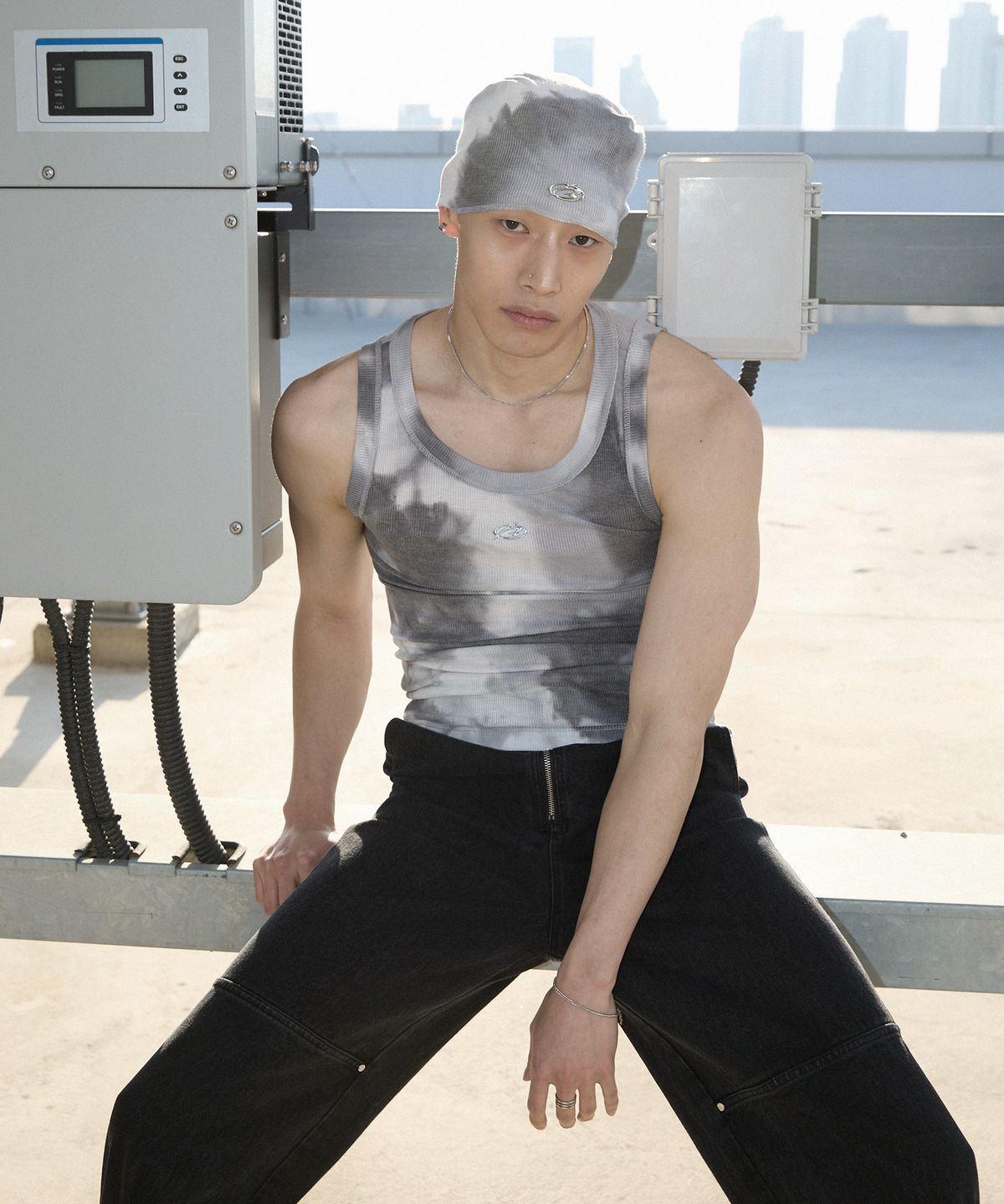 모어댄블랙(MORE THAN BLACK) LOGO DIRTY SLEEVELESS