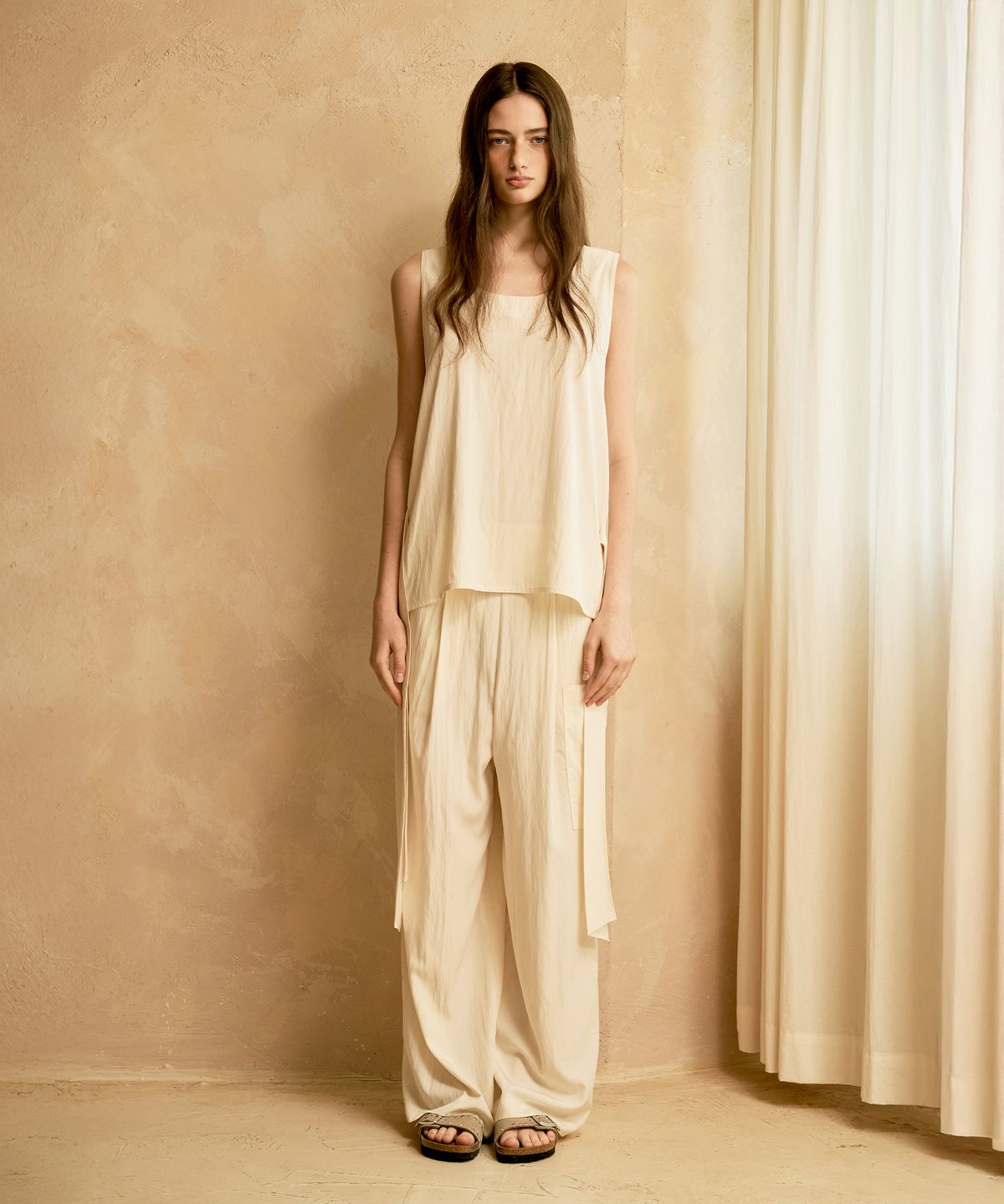 리 더블유(REW) SANDLY SLEEVELESS (IVORY)