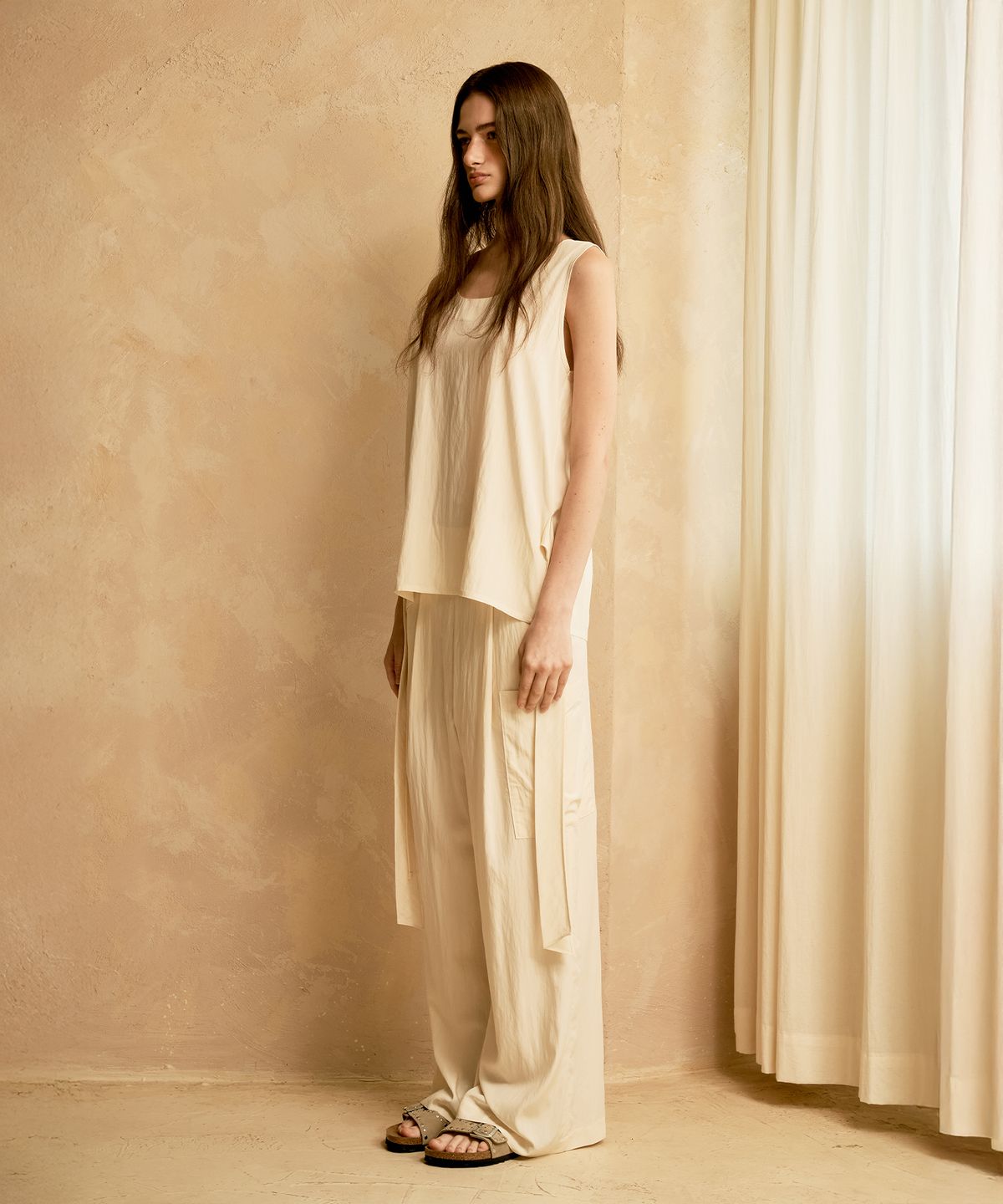 리 더블유(REW) SANDLY SLEEVELESS (IVORY)