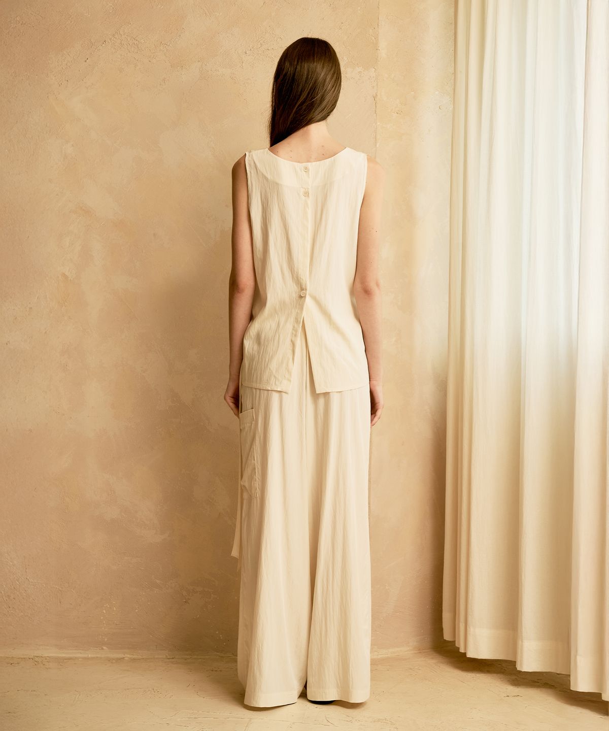 리 더블유(REW) SANDLY SLEEVELESS (IVORY)