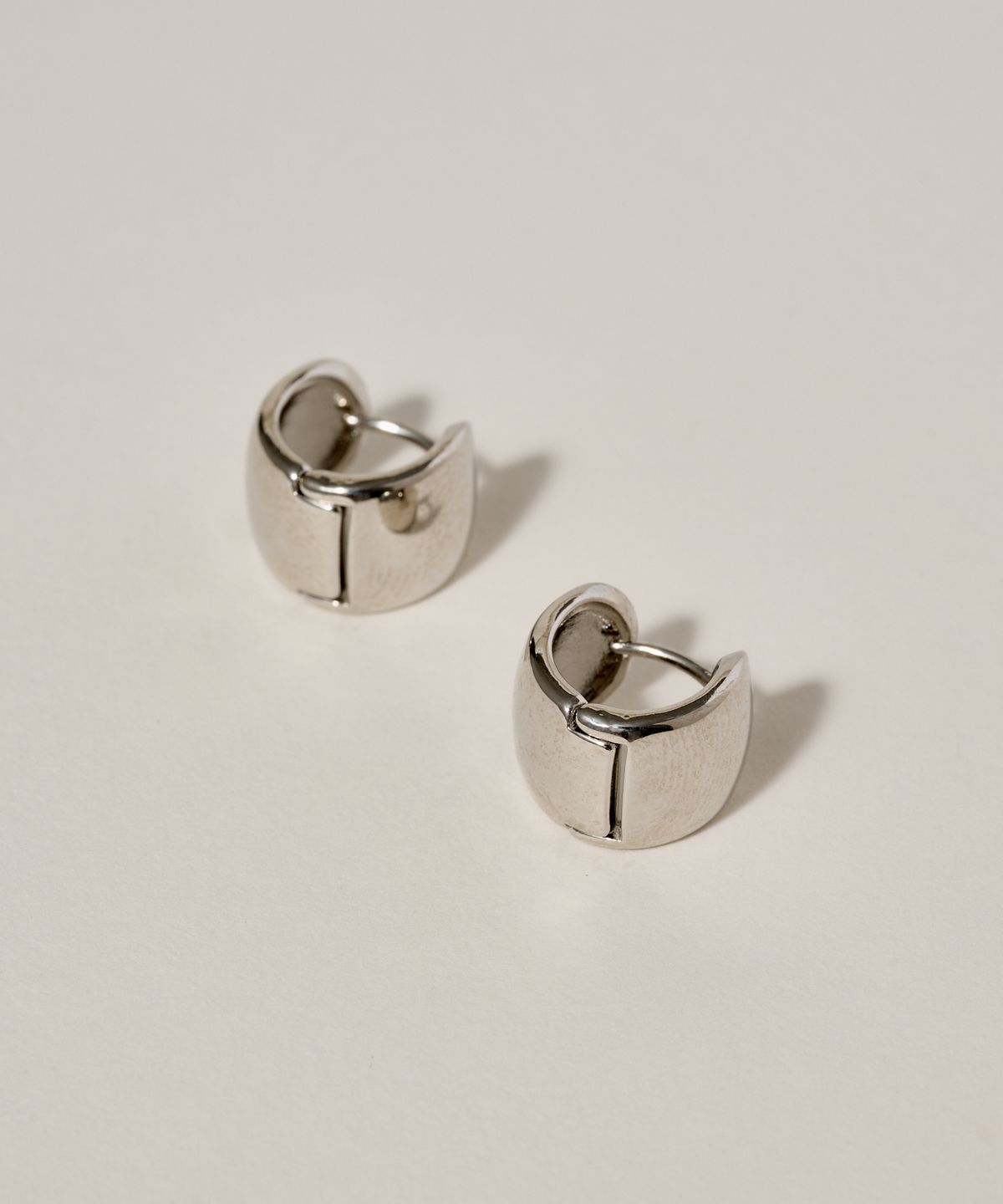 노비스도쿄(NOVICE TOKYO) 힌지 와이드 후프 피어스 Hinged Wide Hoop Pierce / silver