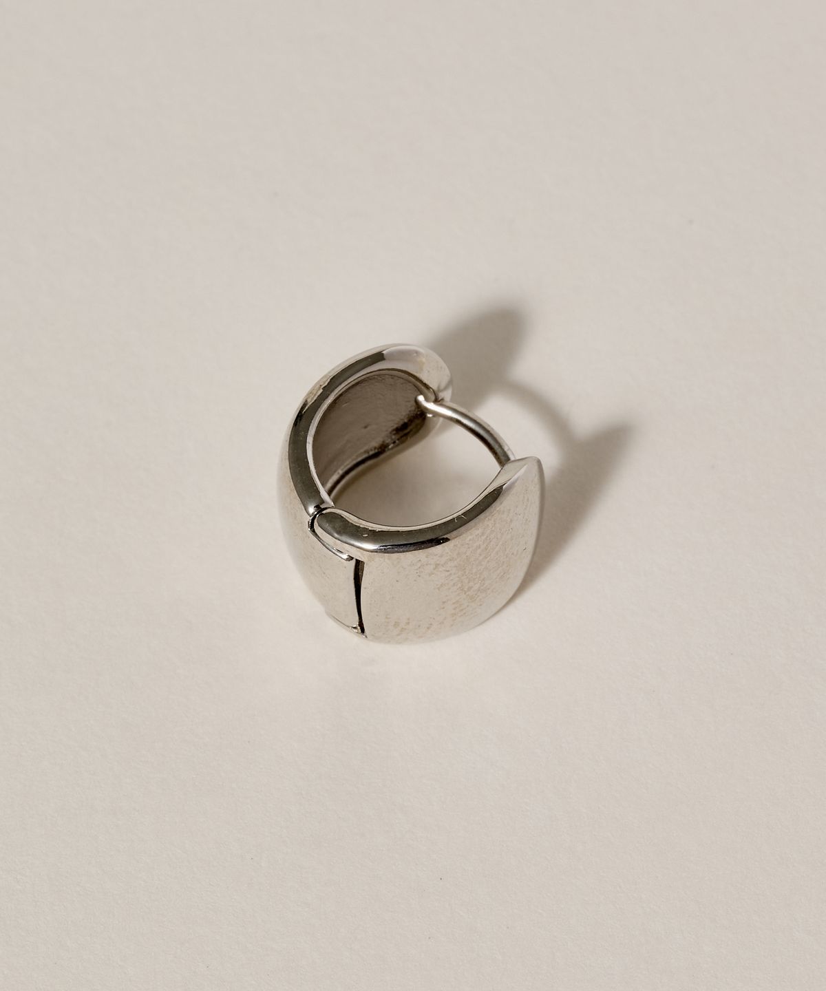 노비스도쿄(NOVICE TOKYO) 힌지 와이드 후프 피어스 Hinged Wide Hoop Pierce / silver