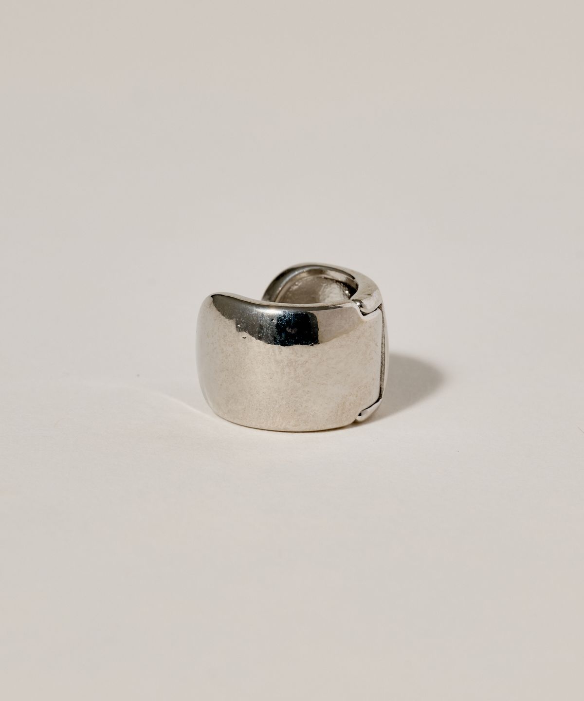 노비스도쿄(NOVICE TOKYO) 힌지 와이드 후프 피어스 Hinged Wide Hoop Pierce / silver