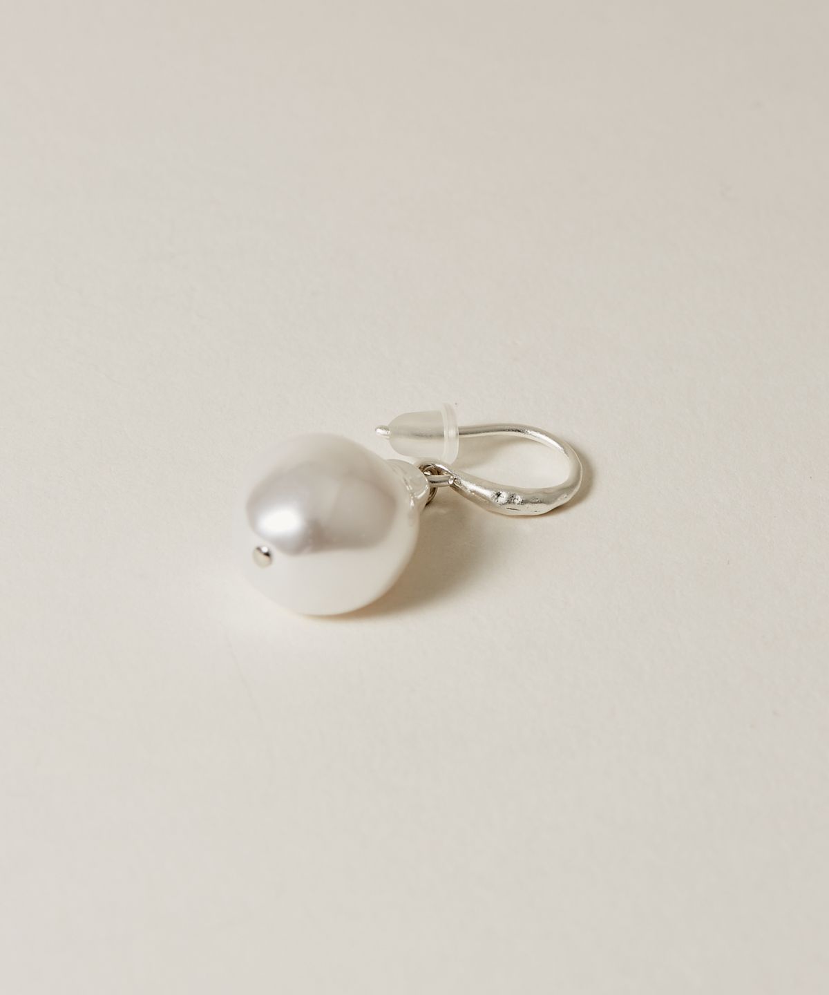 노비스도쿄(NOVICE TOKYO) 드롭 진주 후크 피어스 Drop Pearl Hook Pierce / silver
