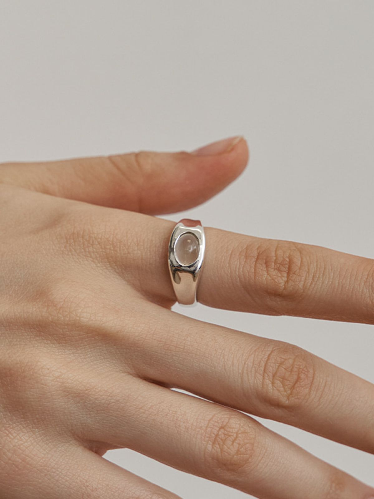 플릿(FLIT) ESSENTIDE WHITE GEMSTONE RING