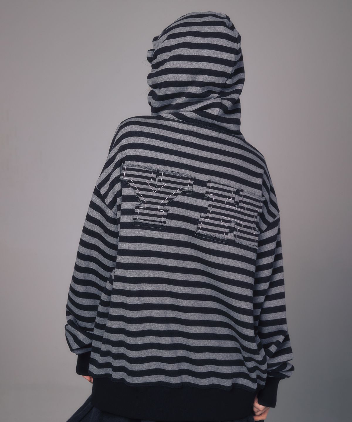 유희(YOUHEE) I LOVE APPLIQUE HOOD ZIP-UP CHARCOAL