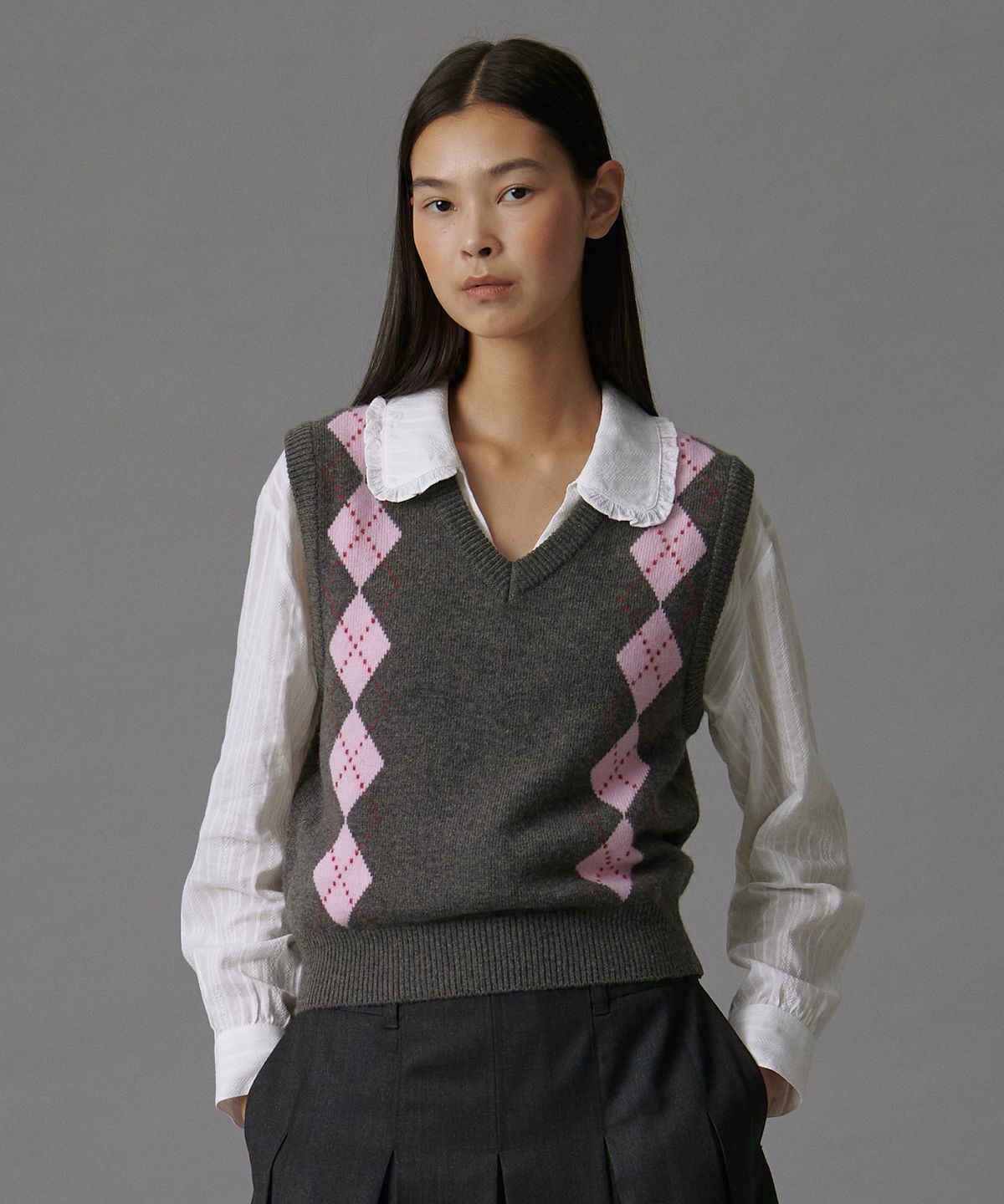 튜드먼트(TTUDEMENT) MUTED ARGYLE VEST CHARCOAL