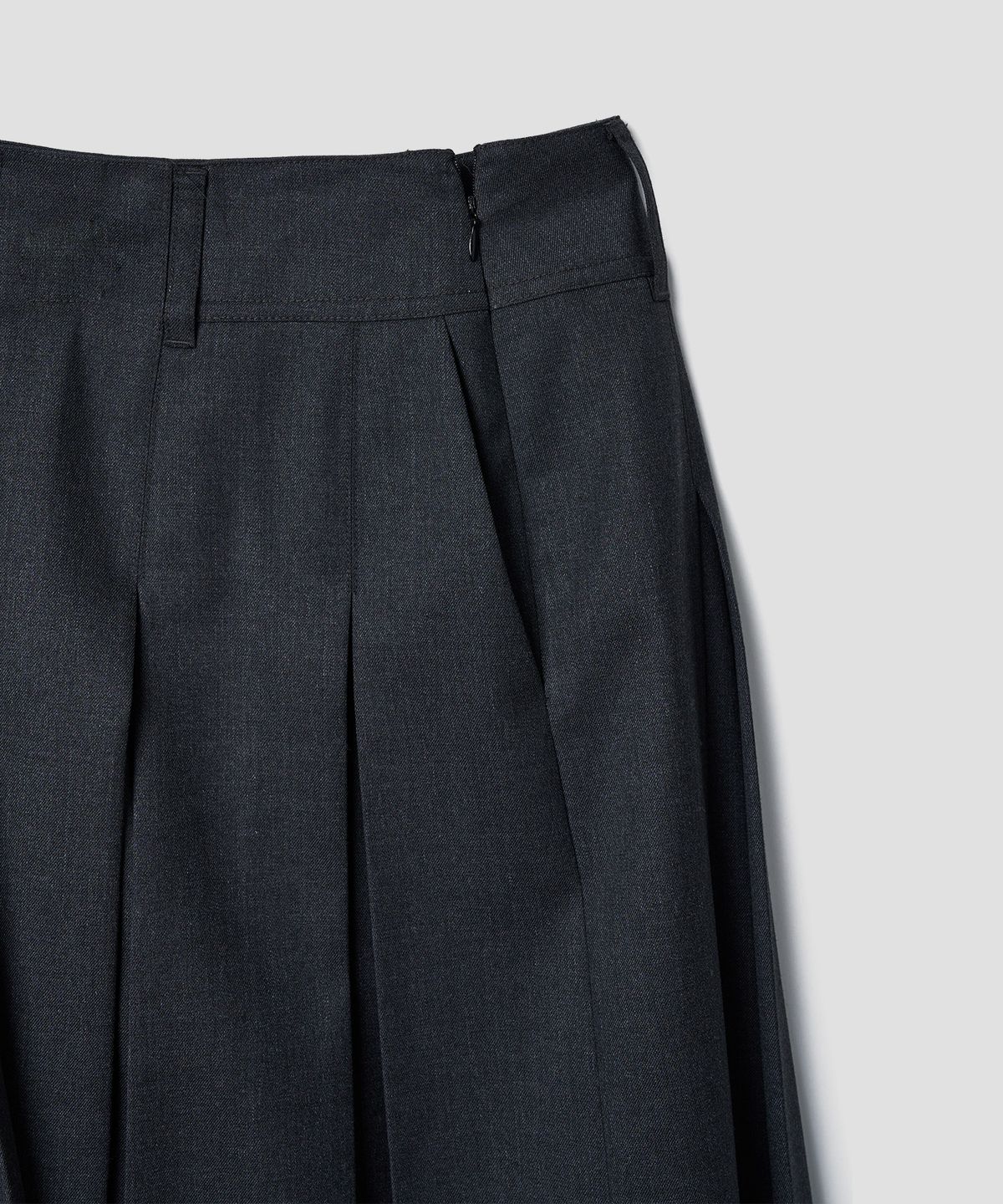 튜드먼트(TTUDEMENT) BOX PLEATS MIDI SKIRT_CHARCOAL