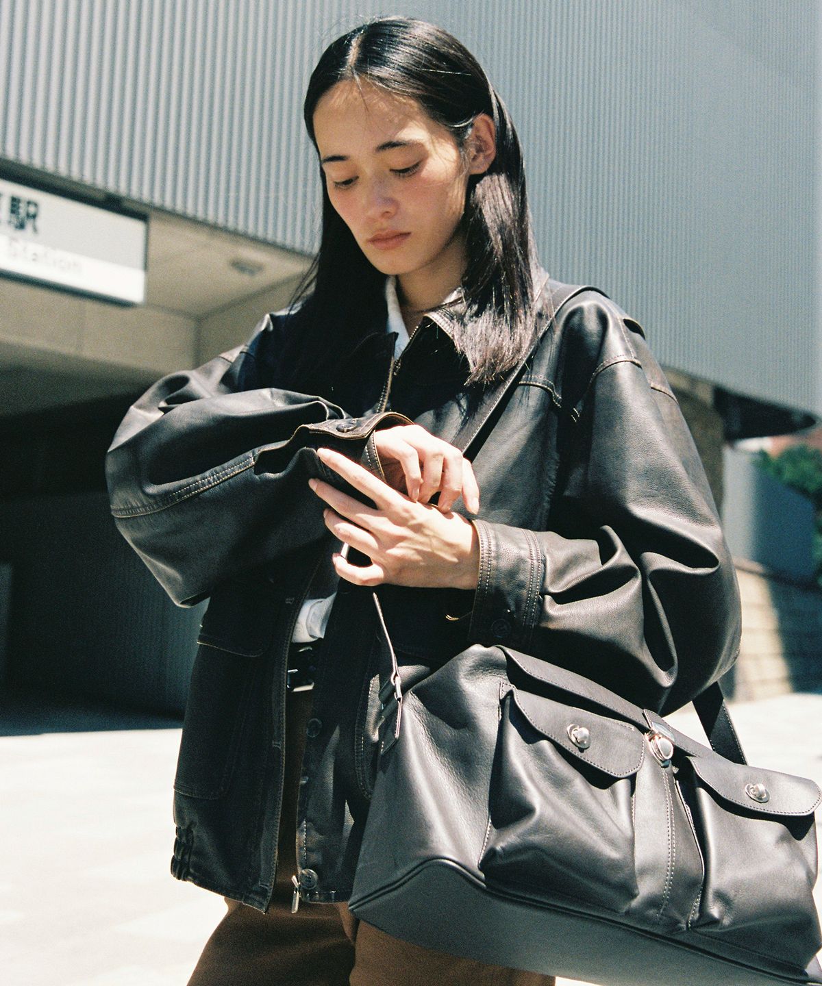튜드먼트(TTUDEMENT) FLAP POCKET SATCHEL BAG BROWN