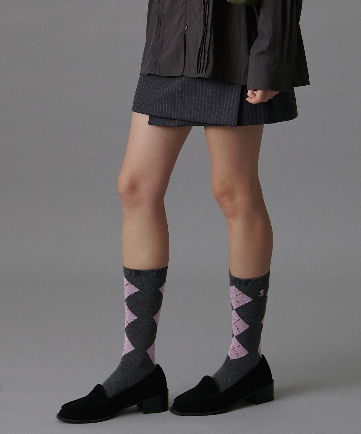 튜드먼트(TTUDEMENT) ARGYLE PATTERN SOCKS CHARCOAL