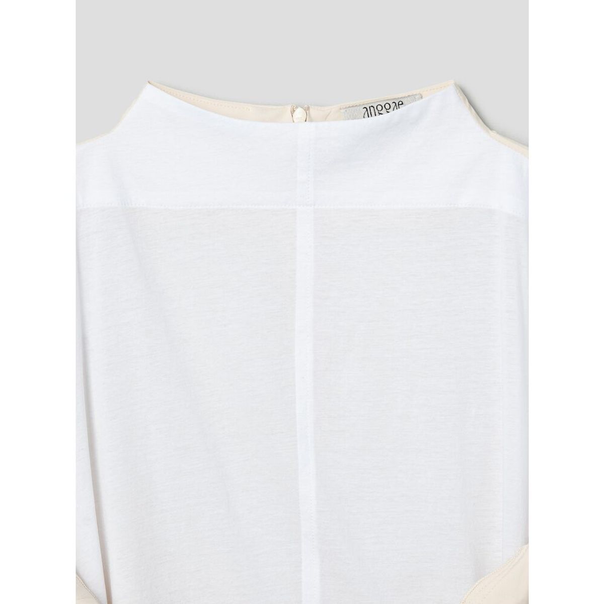 앙개(ANGGAE) Triangle Wrap TShirt   Ivory