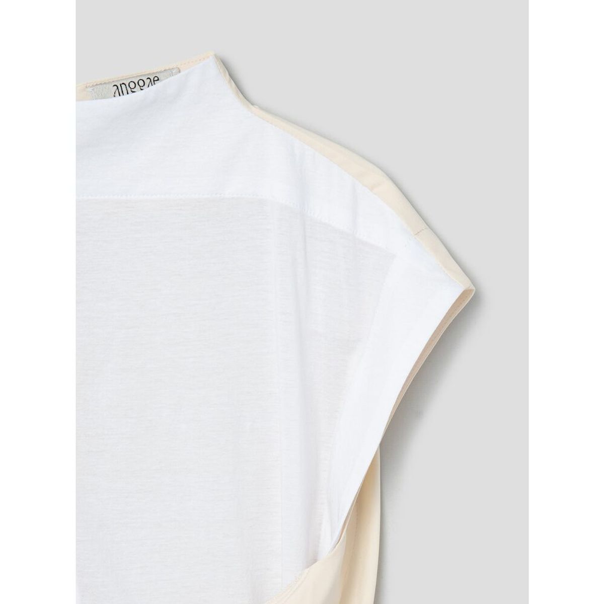앙개(ANGGAE) Triangle Wrap TShirt   Ivory