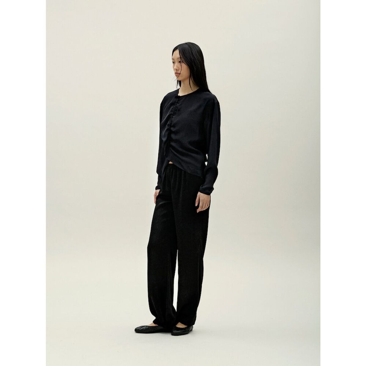 앙개(ANGGAE) Tulip Crop Blouse   Black