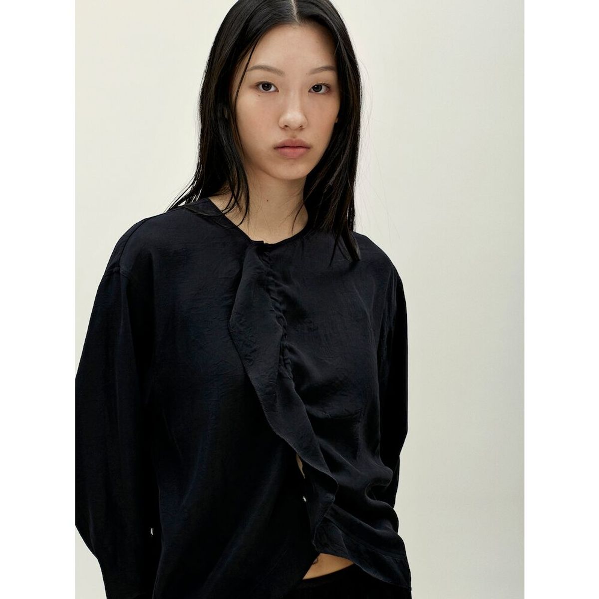 앙개(ANGGAE) Tulip Crop Blouse   Black