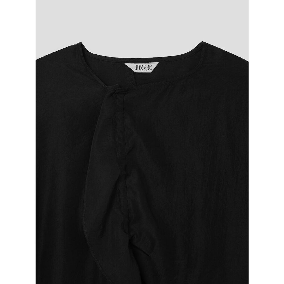 앙개(ANGGAE) Tulip Crop Blouse   Black