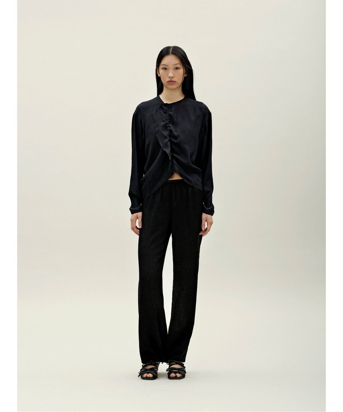 앙개(ANGGAE) Tulip Crop Blouse   Black