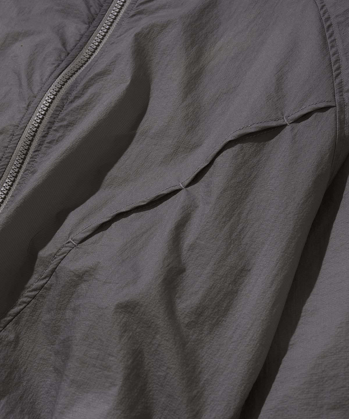 버터플라이 스포츠웨어(BUTTERFLY SPORTSWEAR) 커브라인 캡 후드 바람막이 자켓 차콜