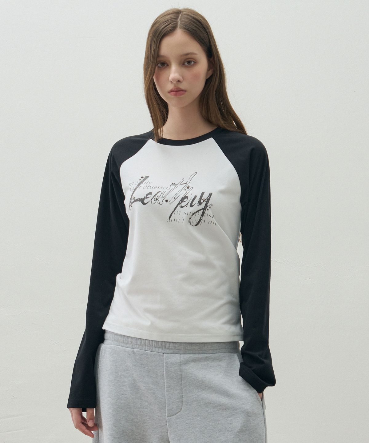 레더리(LEATHERY) 스터드 레글런 롱 슬리브 [CHARCOAL]