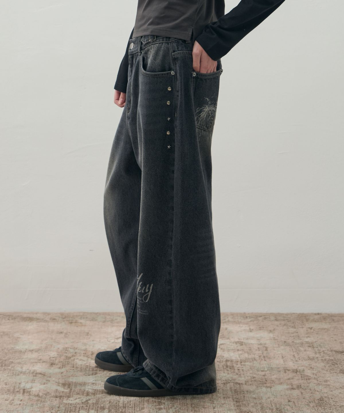 레더리(LEATHERY) 빈티지 프린팅 와이드 데님 팬츠 [BLACK]