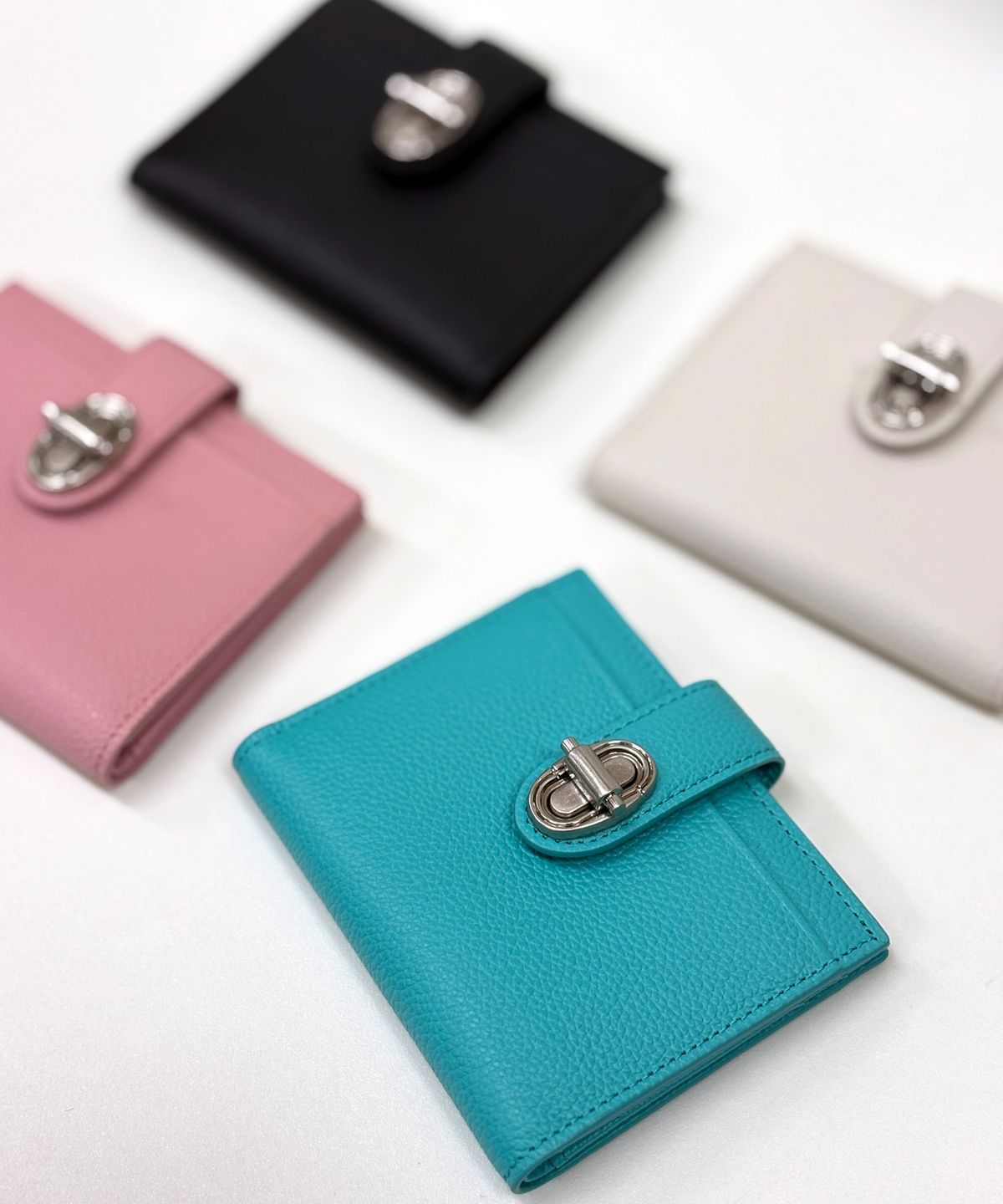 질스튜어트액세서리(JILLSTUART ACC) [AUBE] 가죽 오브 장식 베루형 지폐지갑 4color