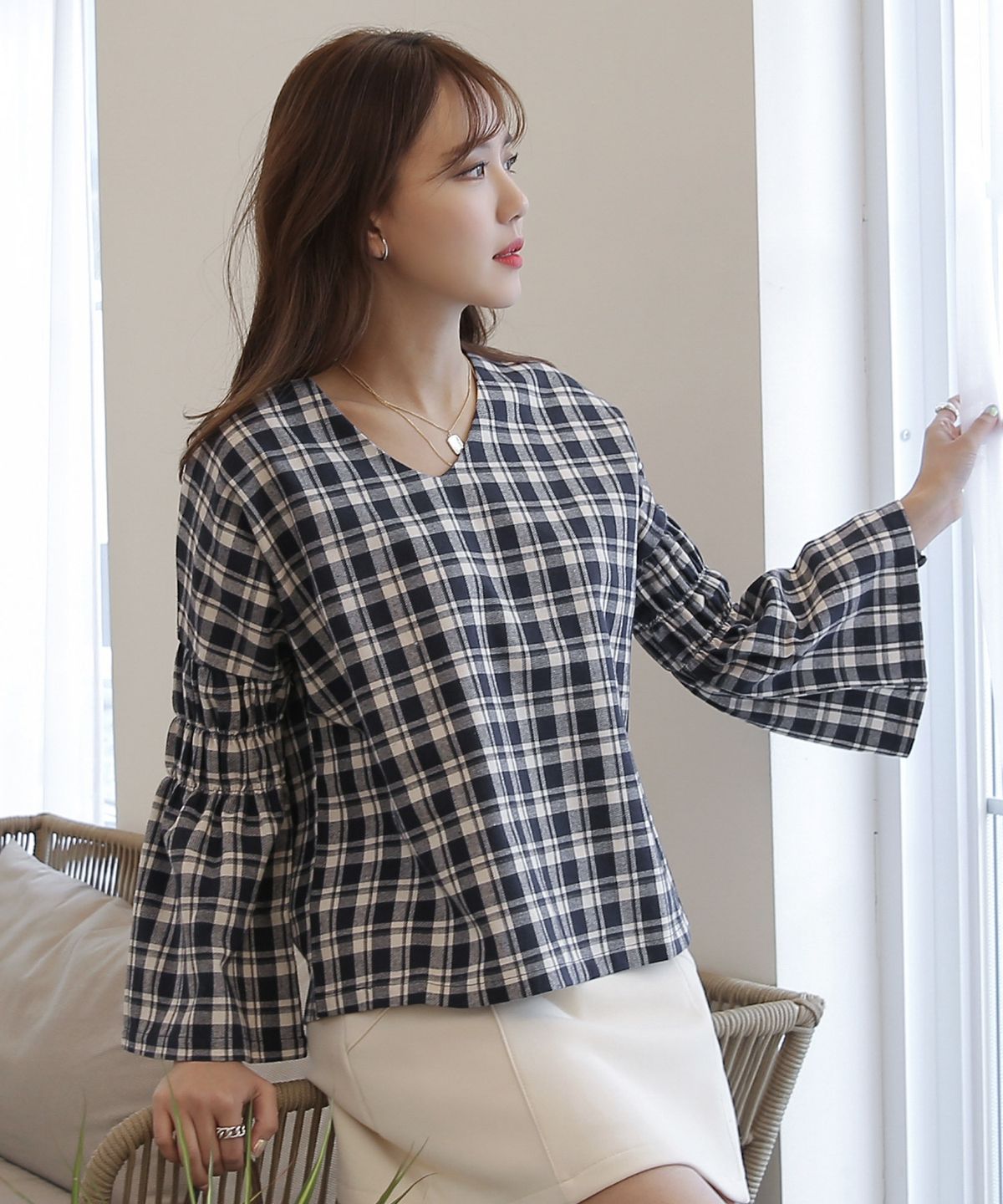 빼빼(BBAEBBAE) 와이드소매 브이넥 체크블라우스