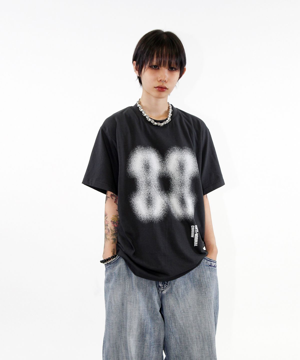 크리건(CRIGUN) Effect Graphics 세미 오버핏 반팔티 DARK GREY